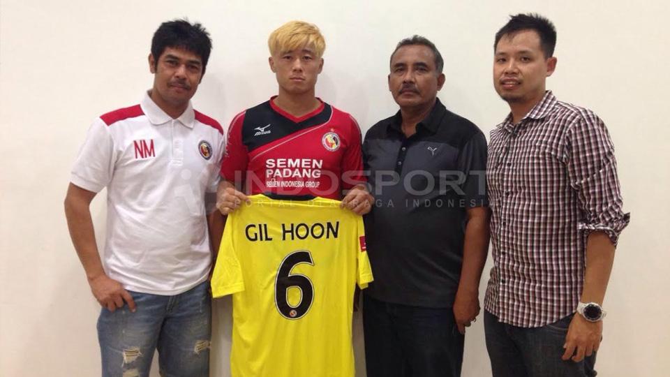Lee Gil Hoon (dua dari kiri) foto bersama pelatih Nilmaizar, manajer Suranto, dan agen Gabriel Budi, beberapa saat setelah menandatangani kontrak bersama Semen Padang. - INDOSPORT